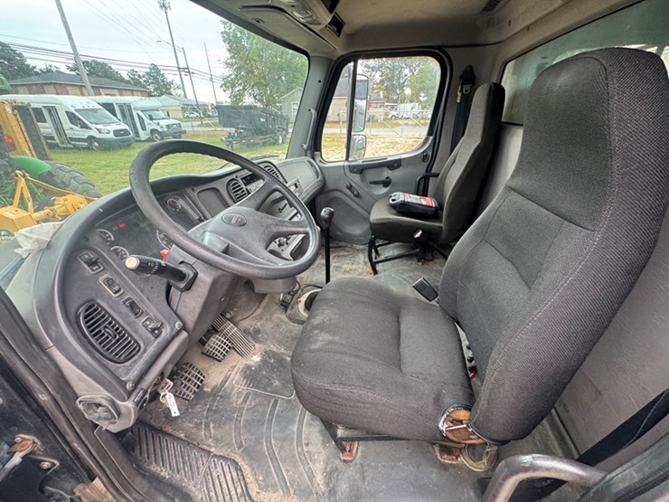 2007-freightliner-m2-business-class-straight-truc,-carrier-refrigerated-box,-6-speed-manual-trans,-image-9