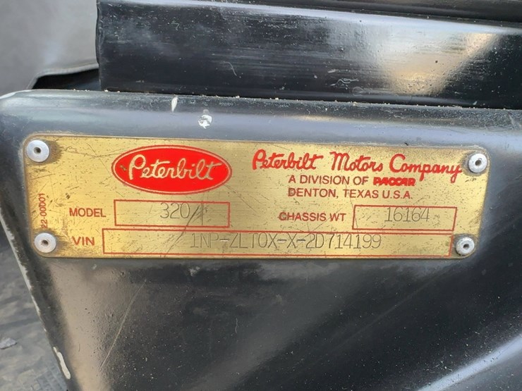 2002-peterbilt-320-image-30
