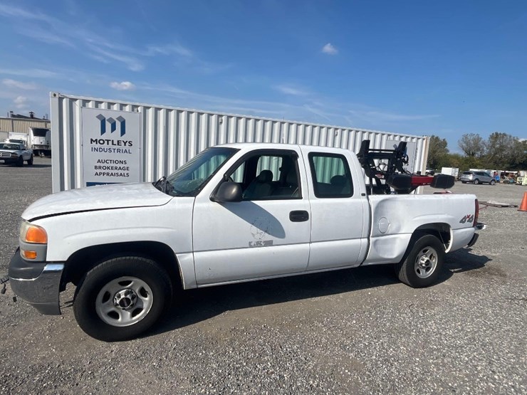 2000-gmc-new-sierra-sl-4wd-pickup-truck-with-snowplow-attachment-image-1