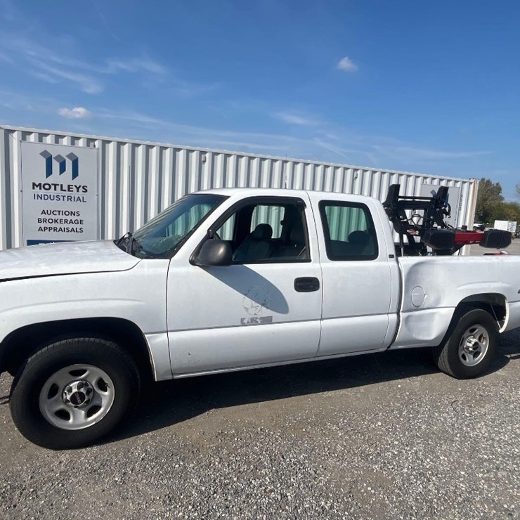 2000 GMC New Sierra SL 4WD Pickup Truck with Snowplow attachment