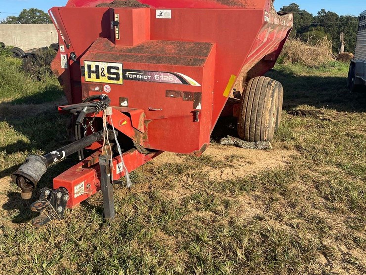 h&s-topshot-5126-side-discharge-manure-spreader-image-3