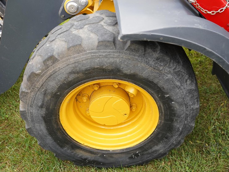 2010-deere-244j-image-19