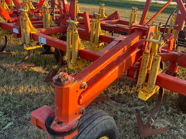 54’-bourgault-chisel,-12”-space,-heavy-harrows,-note:-hitch-slightly-bent-in-one-spot,-doesn’t-affect-performance-of-machine-as-hitch-is-floating.-image-20
