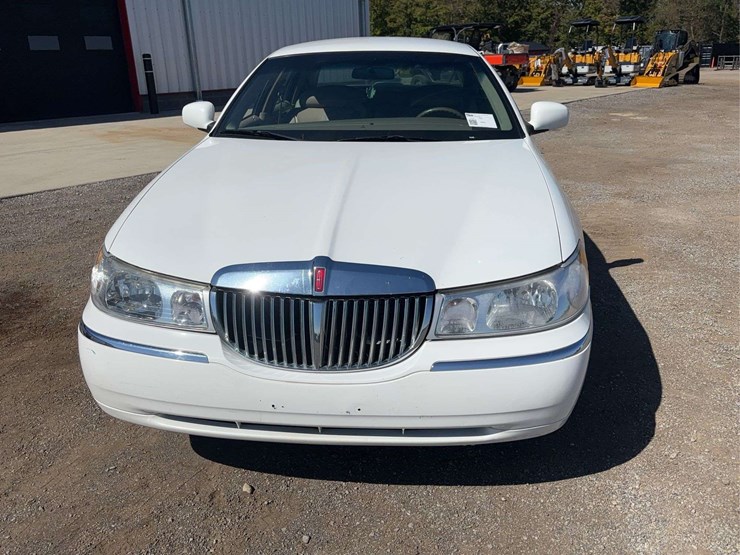 2000-lincoln-town-car-sedan-image-17