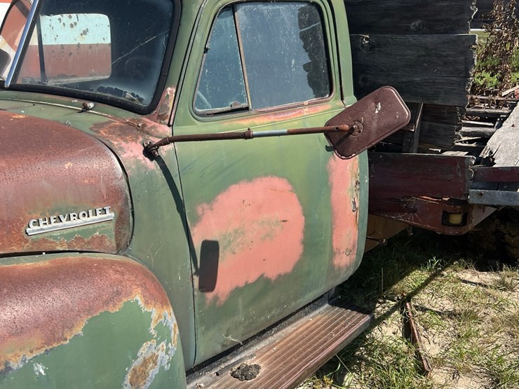 old-truck-from-early-50’s,-not-running-image-15