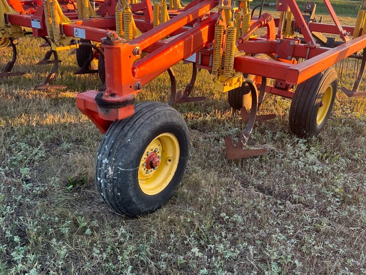 54’-bourgault-chisel,-12”-space,-heavy-harrows,-note:-hitch-slightly-bent-in-one-spot,-doesn’t-affect-performance-of-machine-as-hitch-is-floating.-image-21