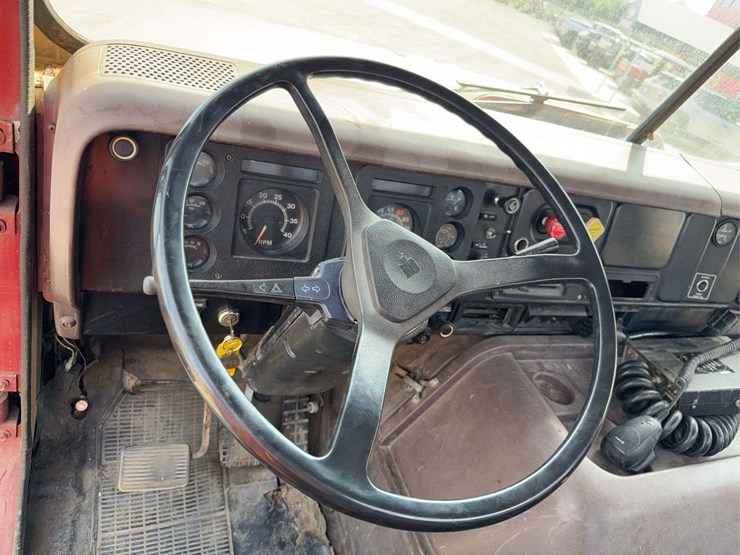 1982-international-2275-day-cab-semi-image-35