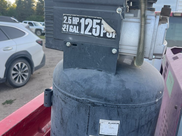central-pneumatic-upright-air-compressor,-125-psi-image-3