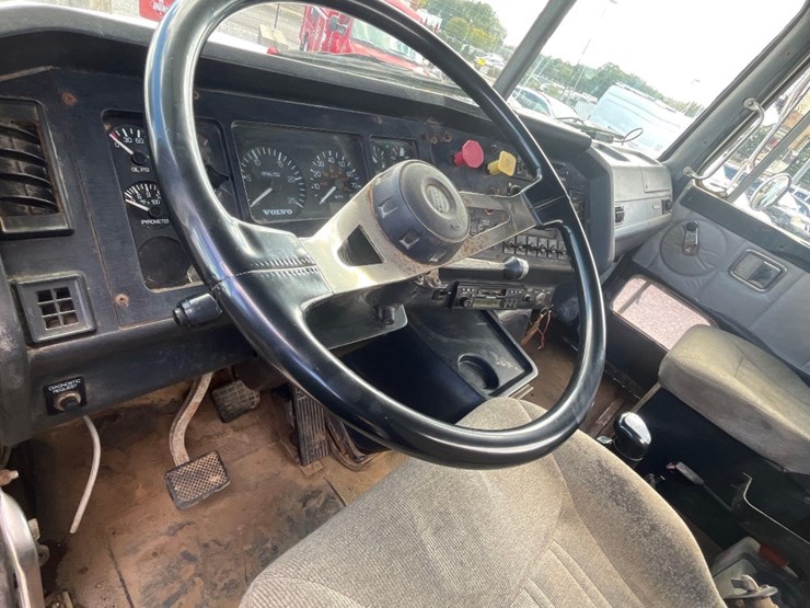 2001-volvo-road-tractor-image-6