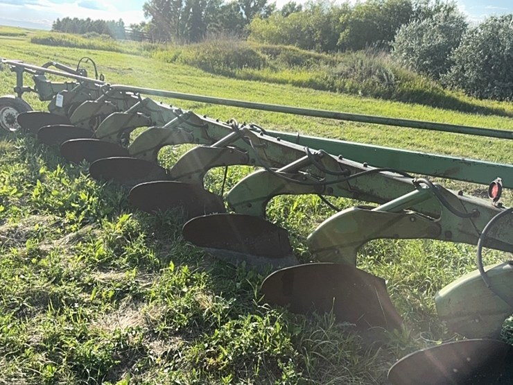 8-bottom-jd-plow,-hydraulic-shares-image-9