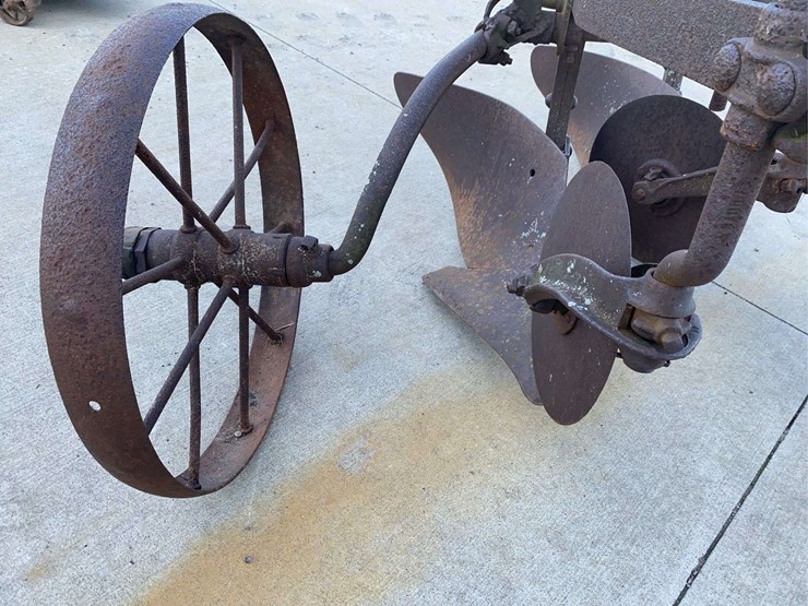 horse-drawn-2-bottom-oliver-plow-image-7