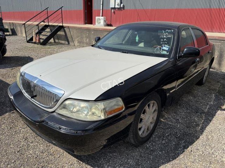 #208-•-2009-lincoln-town-car-signature-limited-image-1