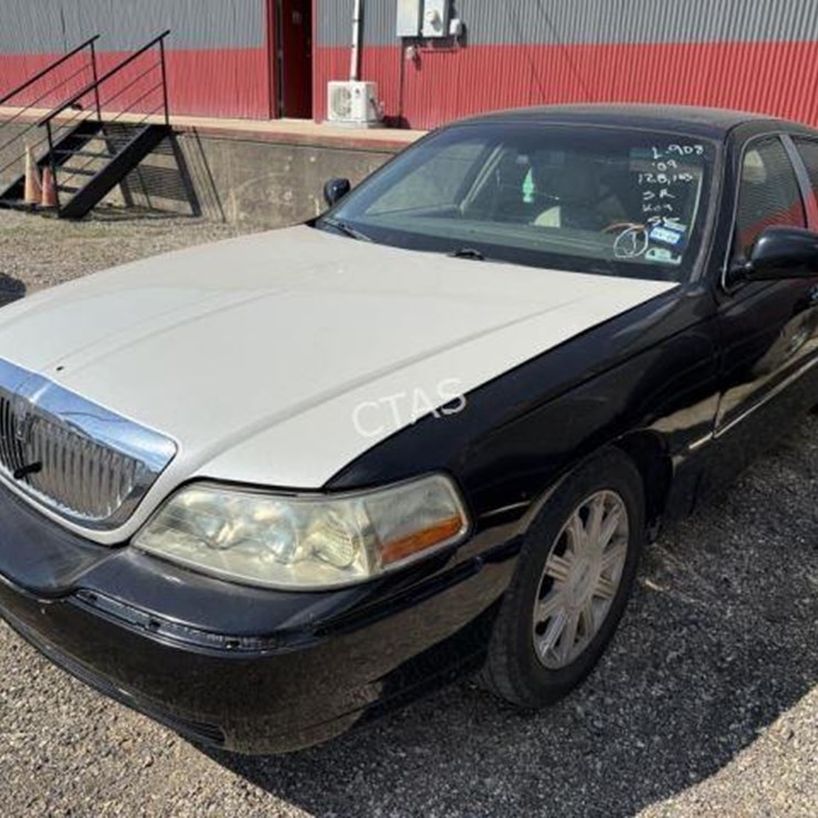 #208 • 2009 Lincoln Town Car Signature Limited