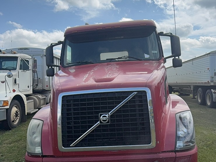 2004-volvo-day-cab-semi,-isx450-hpgm-volvo,-13-speed-manual,-22.5-tires-image-2
