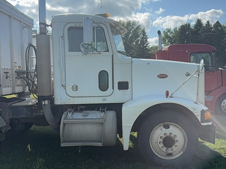 1988-peterbuilt-day-cab-semi,-300-hp-cat,-9-speed,-showing-650,544-image-4