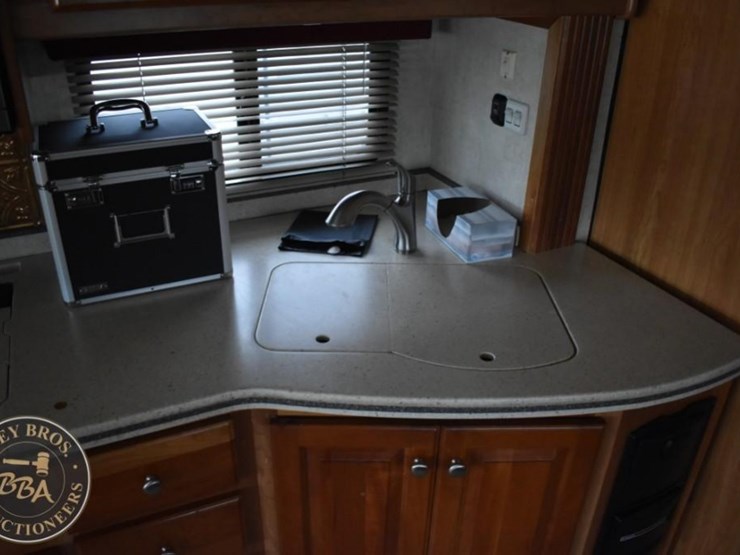 2006-thor-motor-coach-mandalay-40e-38083-image-63