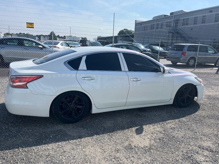 2015-nissan-altima-sedan-image-3