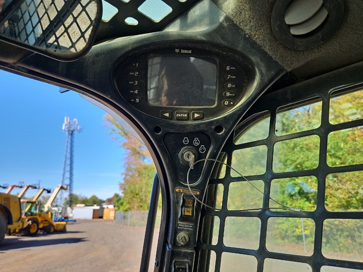2011-bobcat-t770-image-18