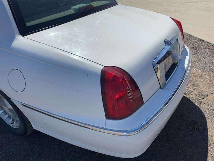 2000-lincoln-town-car-sedan-image-11