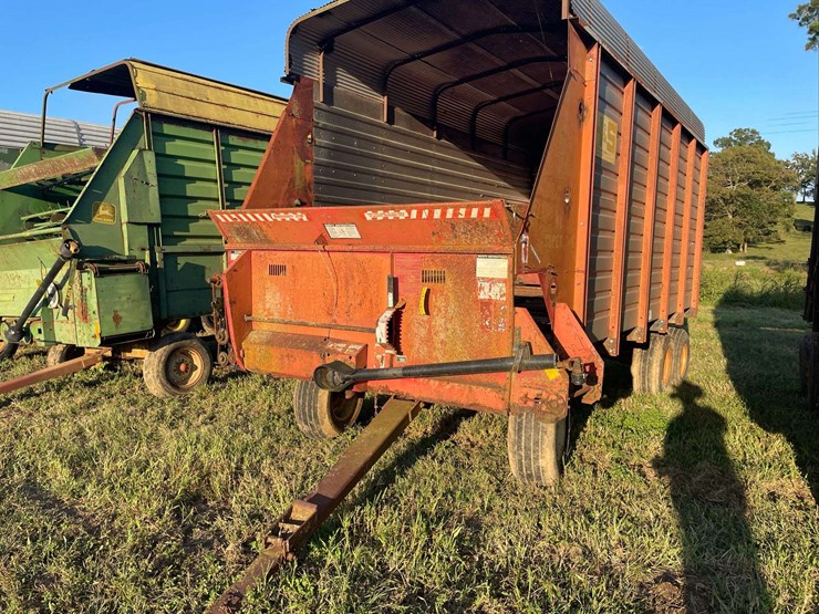 h&s-silage-box-on-knowles-tandem-running-gear-image-2