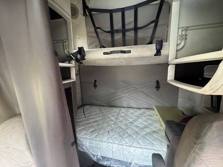 2013-volvo-vnl-sleeper---d13-diesel,-auto-trans-1,114,709-miles-showing---4v4nc9ejxdn565534-image-7