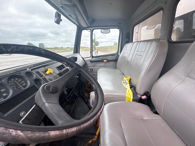 #29330-•-freightliner-single-axle-sanitation-truck-image-11