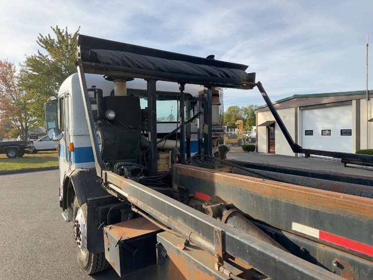 2002-peterbilt-320-image-16