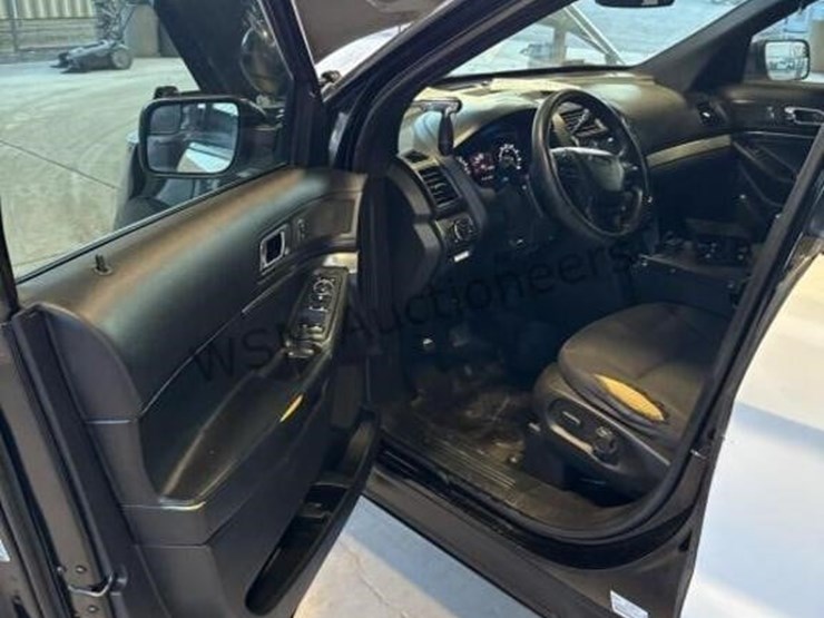 2017-ford-explorer-image-24