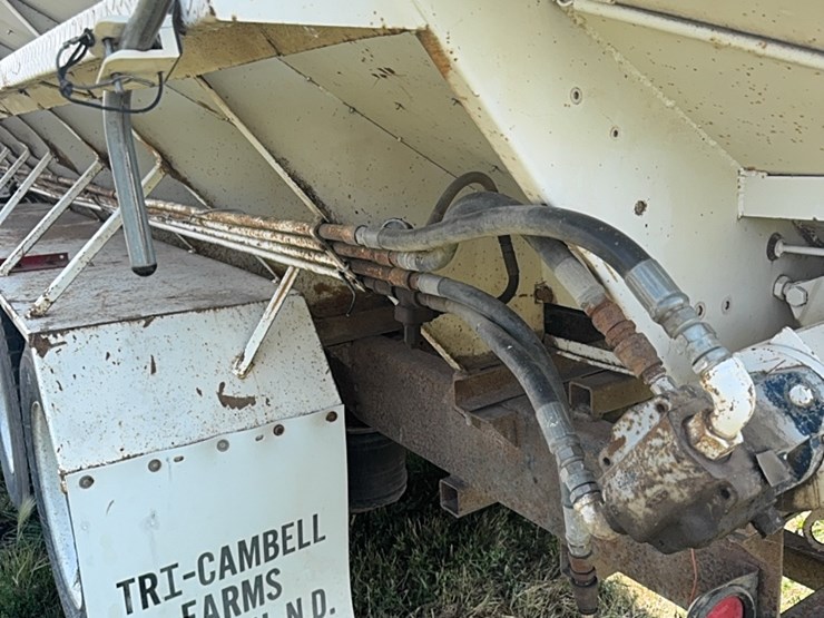 international-tri-axle-truck,-model-2200,--live-bottom,-detroit-diesel,-9-speed-manual,-roll-tarp-image-11