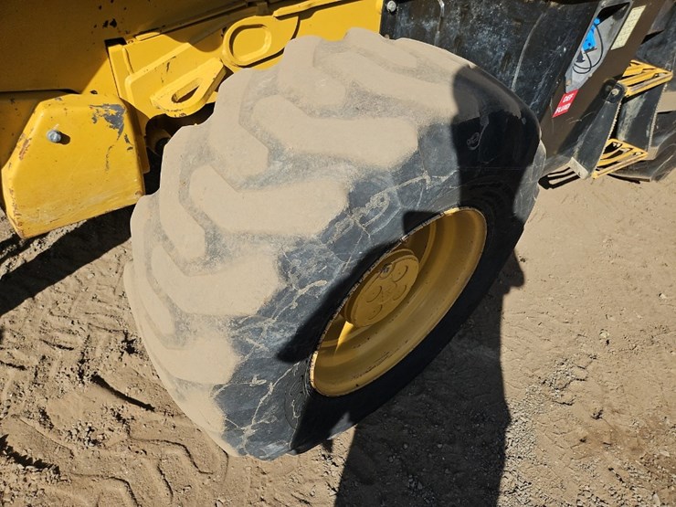 2022-caterpillar-440-image-13