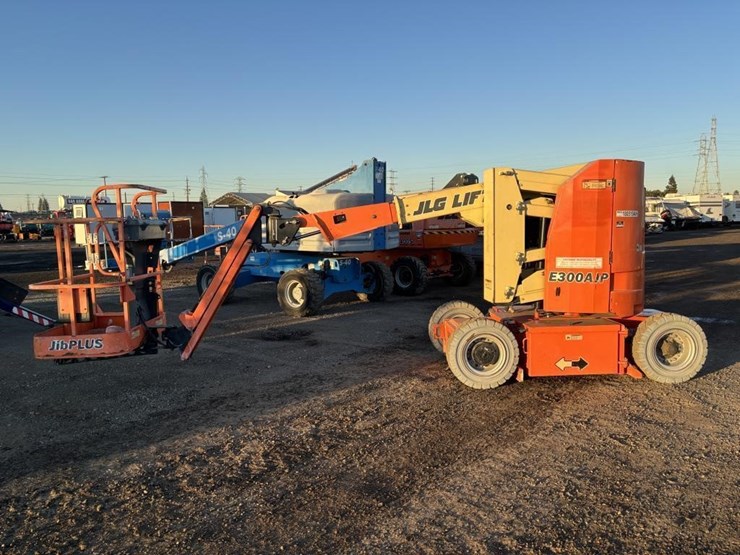 2016-jlg-e300ajp-image-5