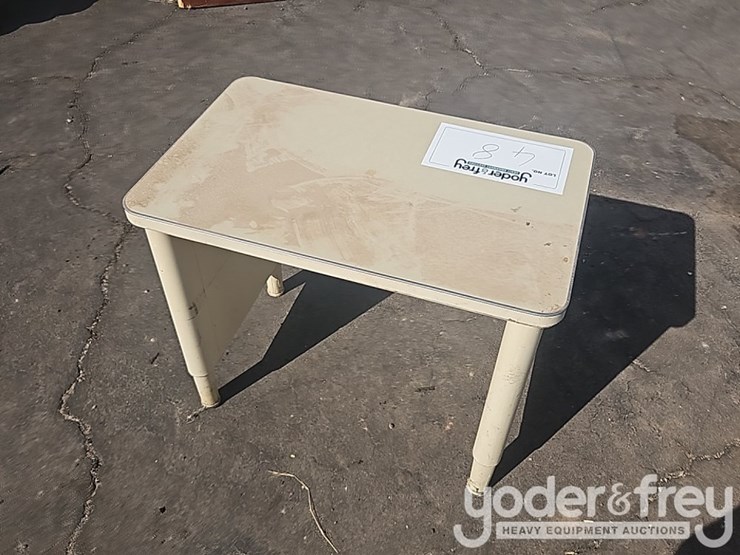 small-metal-desk-image-3