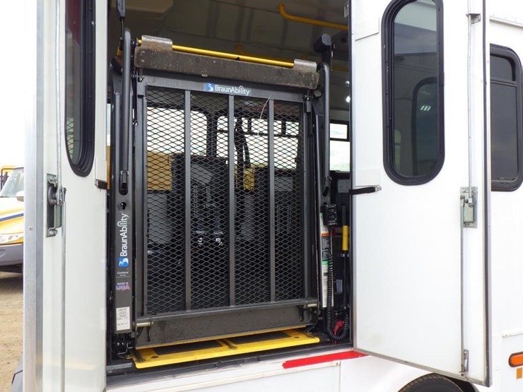 2017-ford-e450-image-8