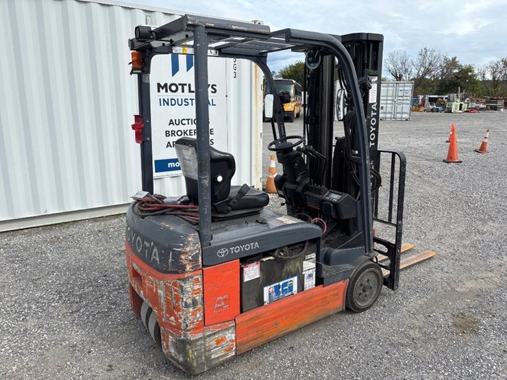 2020-toyota-8fbe20u-3000lb-electric-warehouse-forklift-image-2