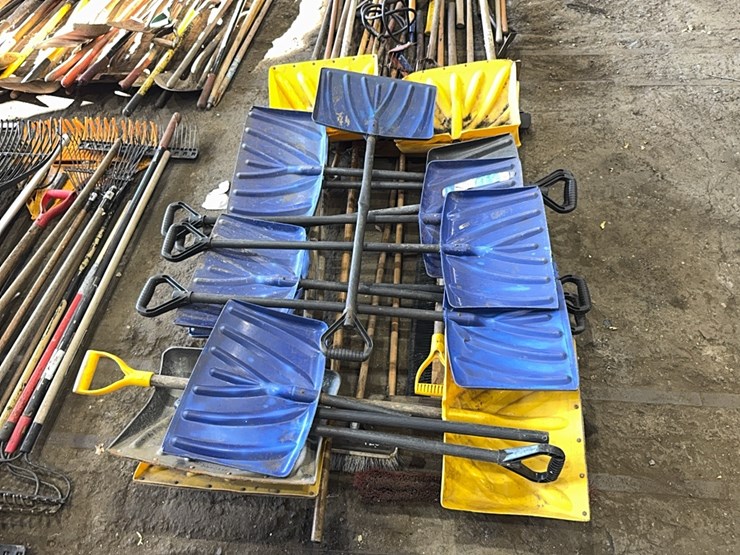 group-of-push-broom-to-snow-shovels-support-equipment-image-1