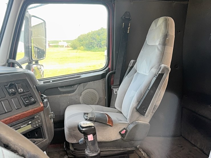 2004-volvo-day-cab-semi,-isx450-hpgm-volvo,-13-speed-manual,-22.5-tires-image-17