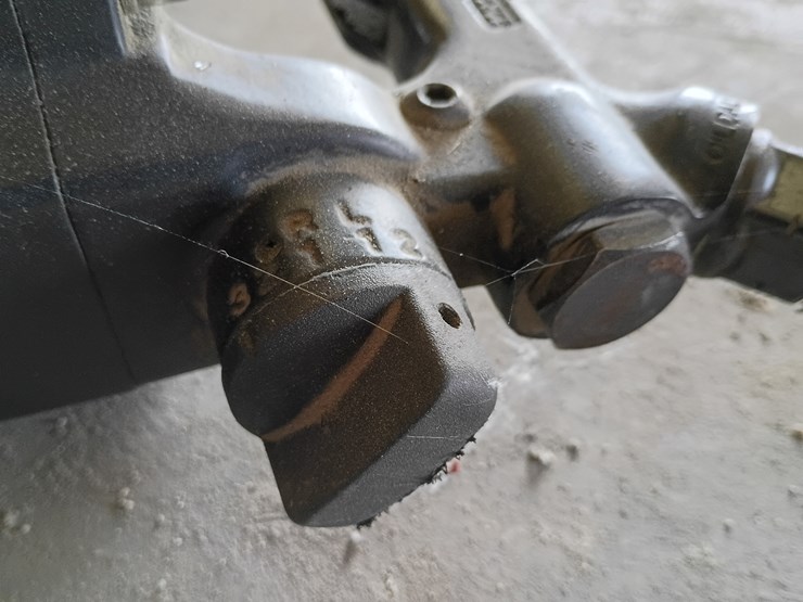 #204-•-central-pneumatic-1"-impact-wrench-image-9