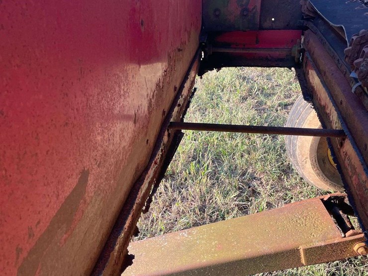 h&s-silage-box-on-knowles-tandem-running-gear-image-22