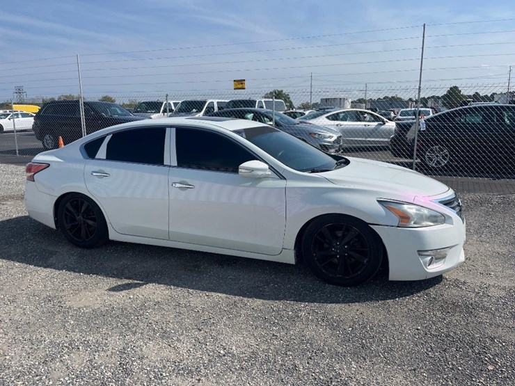 2015-nissan-altima-sedan-image-4