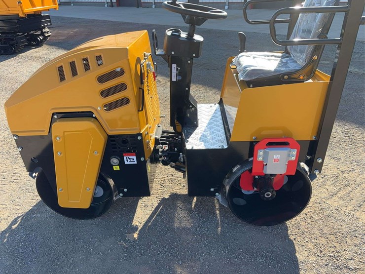 1-ton-vibratory-padfoot-roller-image-7
