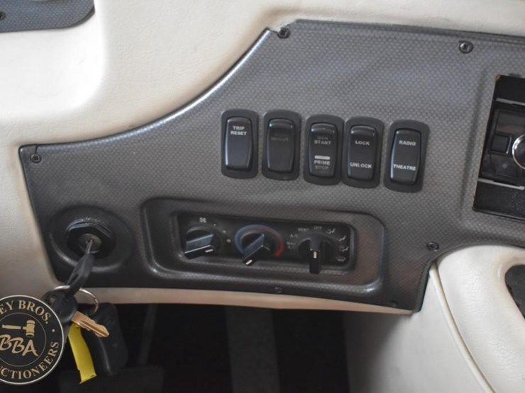 2006-thor-motor-coach-mandalay-40e-38083-image-50