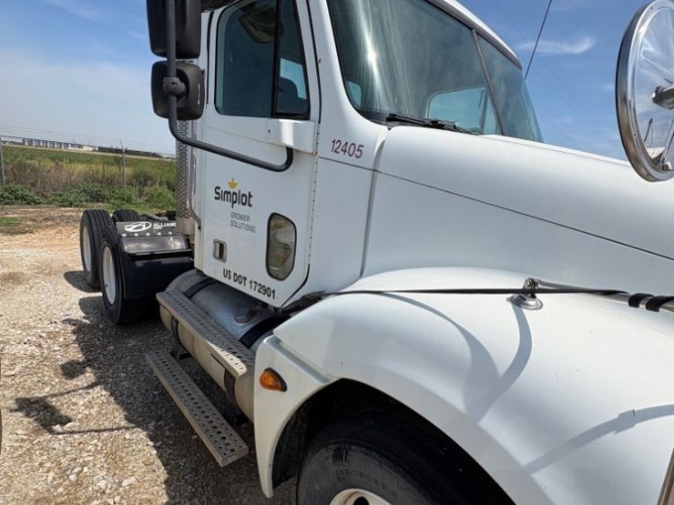 2005-freightliner-truck-(dr12225-unit-12405)-image-3