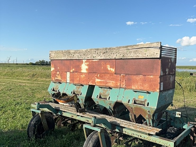 4-row-lockwood-potato-planter-image-1