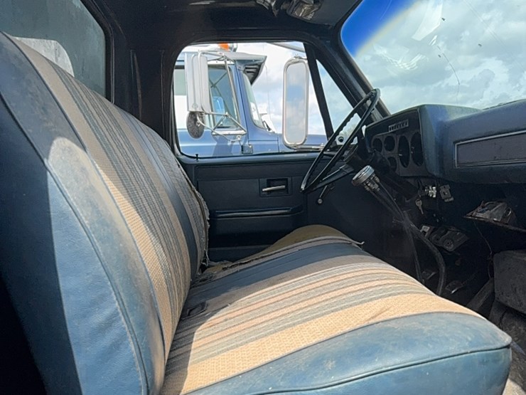 gmc-tandem-twin-screw-grain-truck,-live-bottom-box,-fuel-pincher-detroit-diesel,-tilt-back-hood,-5-speed-with-hi/lo-image-25
