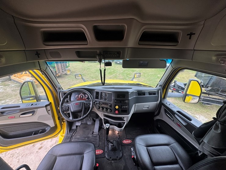 2023-peterbilt-579-image-10