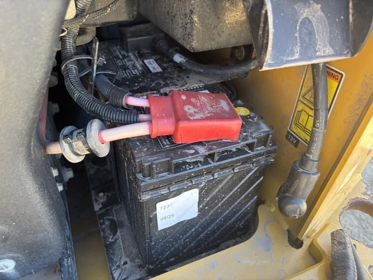 2016-caterpillar-299d2-xhp-image-33