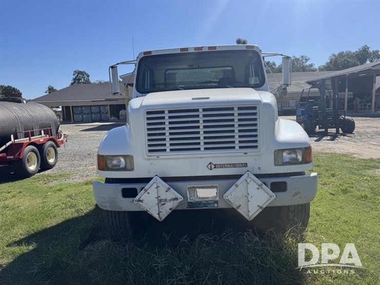 2001-ihc-4900-flatbed-truck-(pz13941,-unit-75804)-image-2