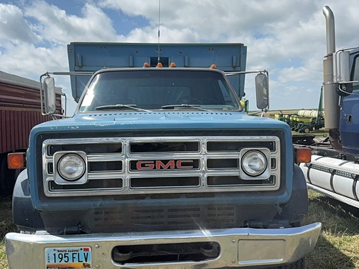 gmc-tandem-twin-screw-grain-truck,-live-bottom-box,-fuel-pincher-detroit-diesel,-tilt-back-hood,-5-speed-with-hi/lo-image-3