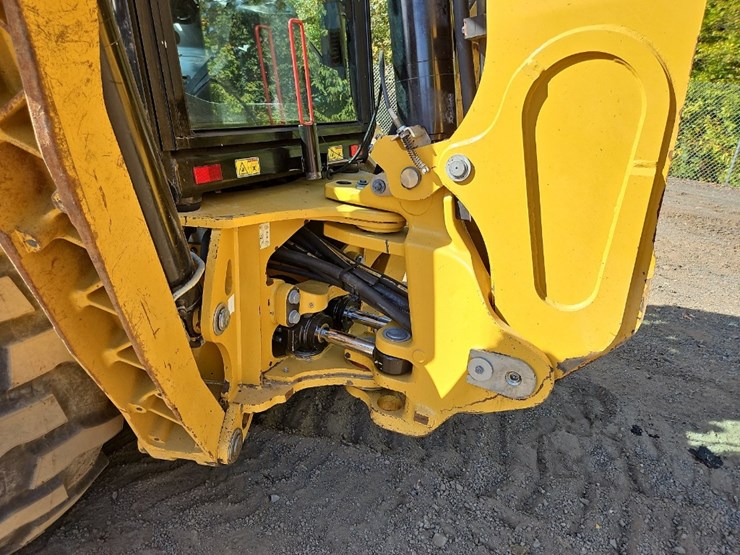 2022-caterpillar-440-image-23