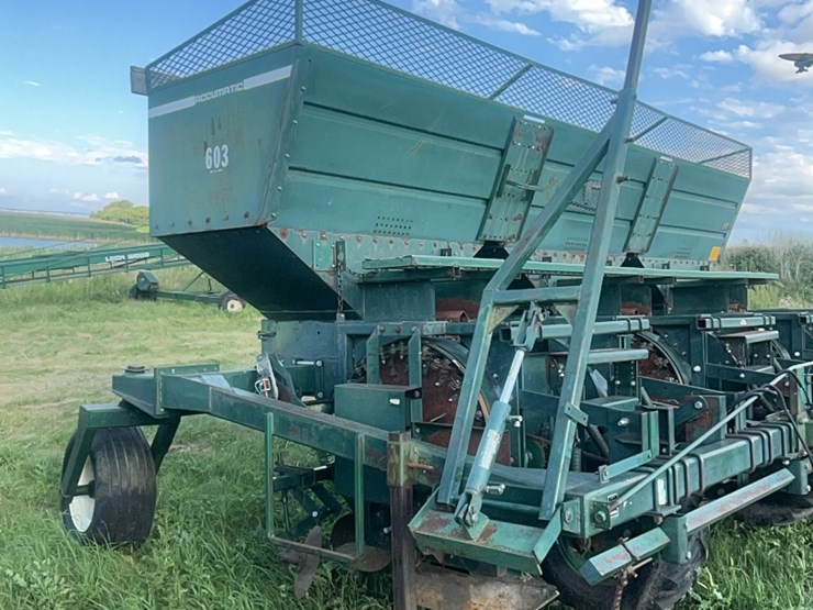 6-row-lockwood-model-603-accumatic-potato-planter-image-6